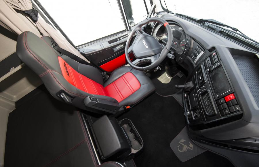Интерьер Iveco Stralis 570XP 4x2 Abarth Emotional Truck 2017 года  (фото 3 из 6)